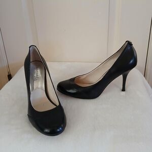 MICHAEL Michael Kors Black Leather Round-Toe Pumps Size 7 Classic Office Siren